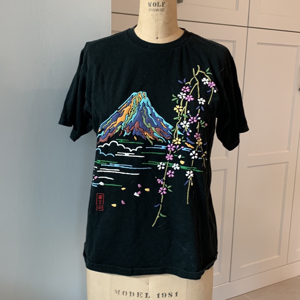 Japanese short sleev t shirt with puff printed mountain scene